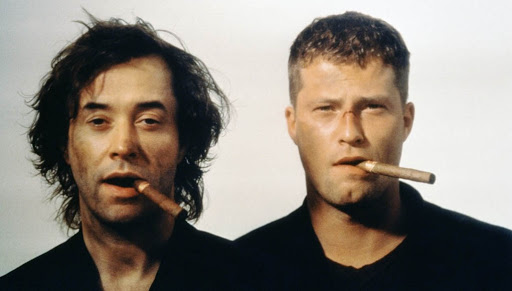 В элитном подмосковном посёлке Вешки ФСБ проводит масштабную спецоперацию - местный житель отстреливается из дома