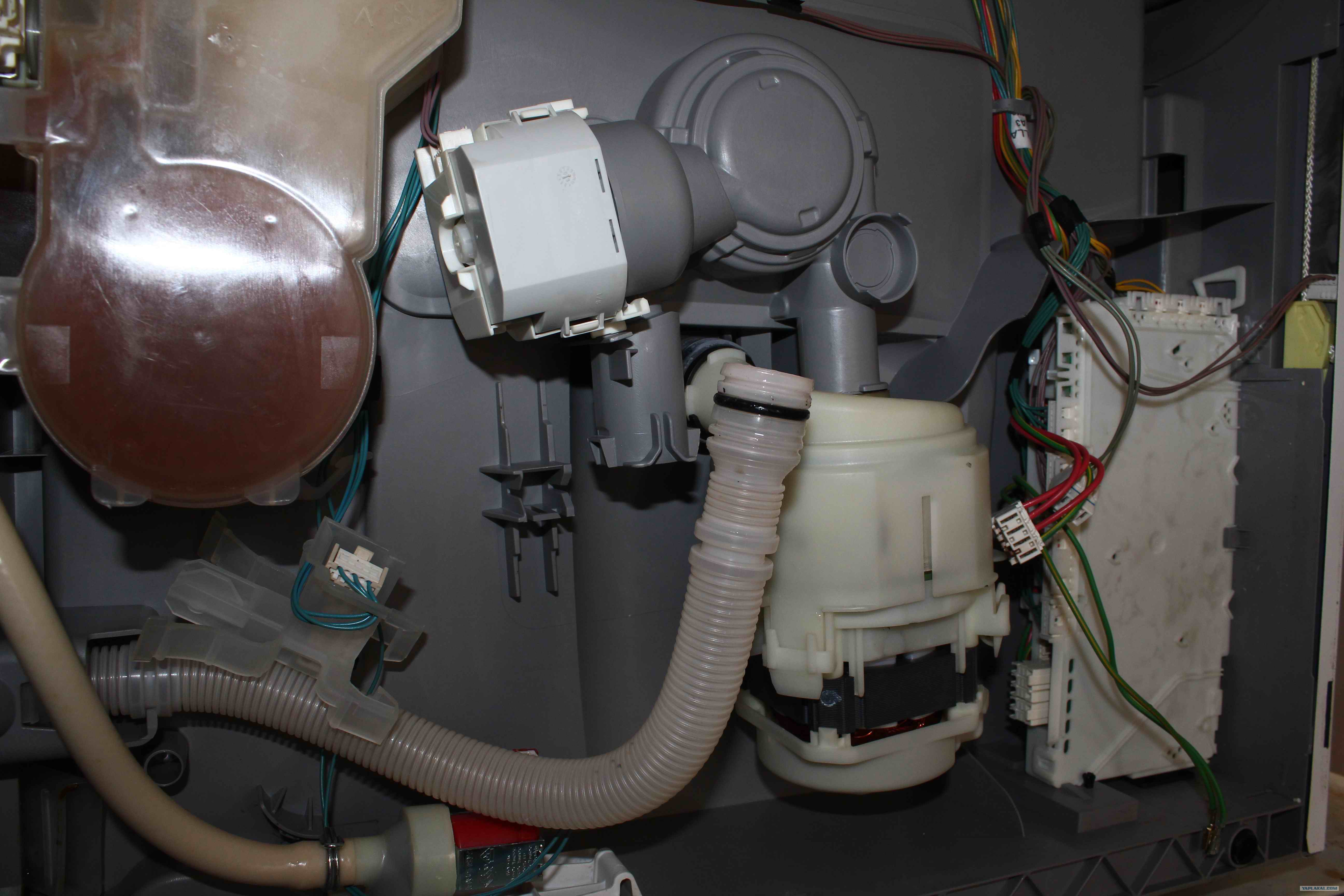 Течь воды посудомоечной машины. Srv55t03eu/28 сливная помпа. Патрубок сливной ПММ Ханса. Сливной насос посудомоечной машины Bosch skt3002.