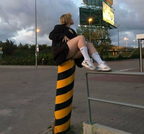 Если ты девочка, то просто обязана красиво позировать