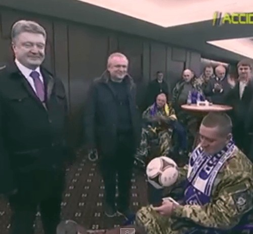 Лукашенко попытался вручить цветы человеку без рук