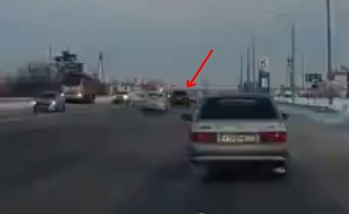При просмотре этого видео как-то само собой приходит на ум красивое наречие "наотмашь"