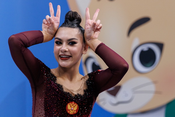 Хорошо зафиксированная девушка в предварительных ласках не нуждается