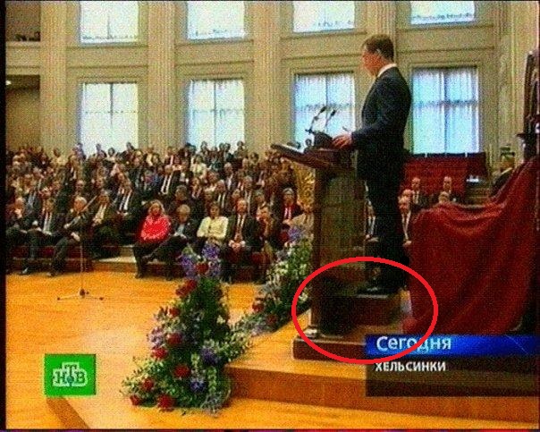 Медведев в обуви на высокой платформе