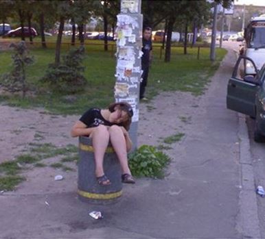 Выкинули плохую бабу на помойку