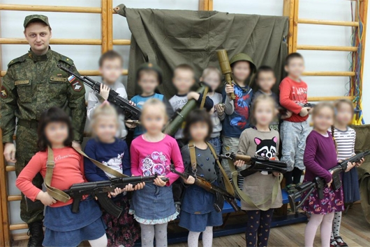 Водитель джипа сбил и поставил на колени ребёнка, стрелявшего по машине из автомата