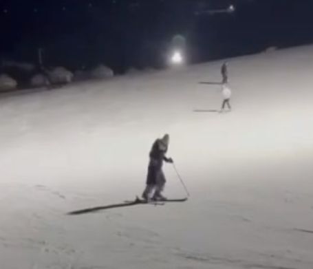 Лыжница улетела в обрыв на горнолыжной базе в Кыргызстане.