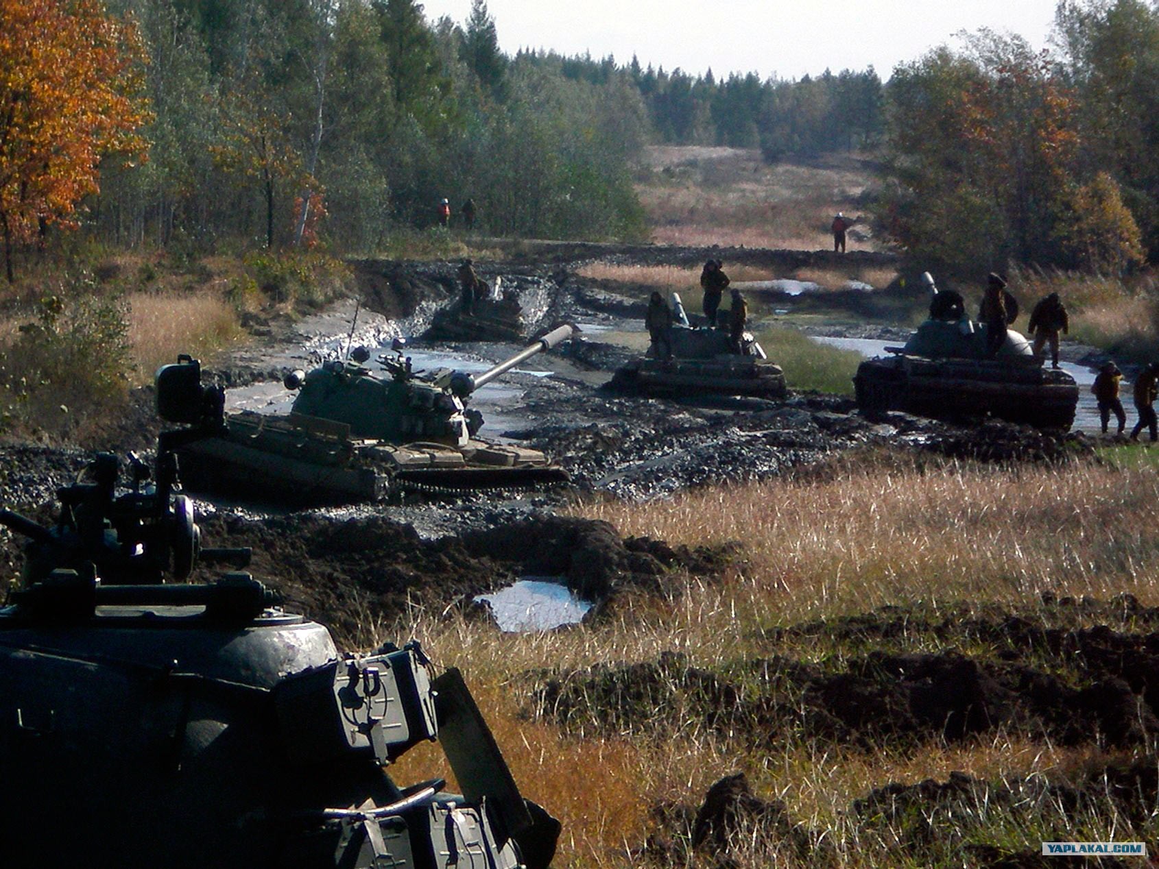 поле с танками. танки на дороге. танковый путь. танковая дорога екатеринбург. танковый путь.