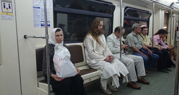 Пассажиры в метро.