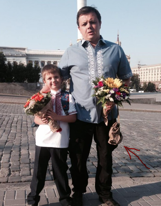 Семенченко повел ребенка на 1 сентября.