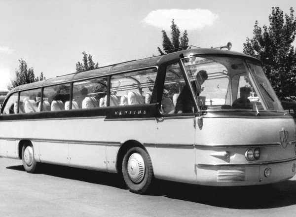 Киев и советский автотрафик 1962 года в фильме "Королева бензоколонки"