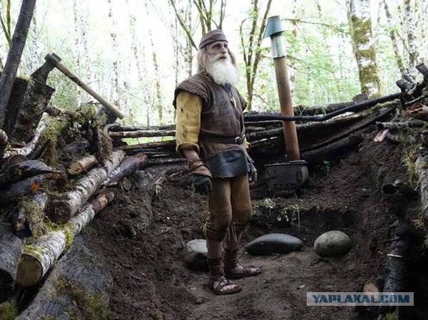 Он живет на дереве, не носит обувь и чистит зубы шишкой