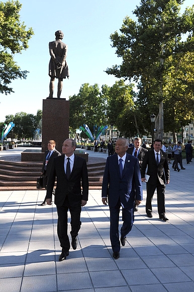 Навальный заявил, что в Узбекистане, "естественно", никто не знает Пушкина. Вот, что ему ответили жители страны