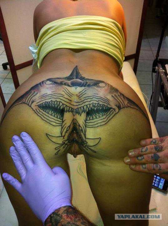 Татуировка прямо на глазу...