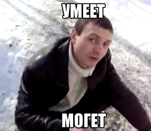 Девушка просто мастерски косит траву