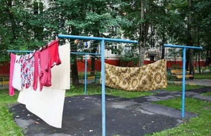 «Уважаемые жители! Детская площадка не предназначена для сушки обоссаных матрасов»