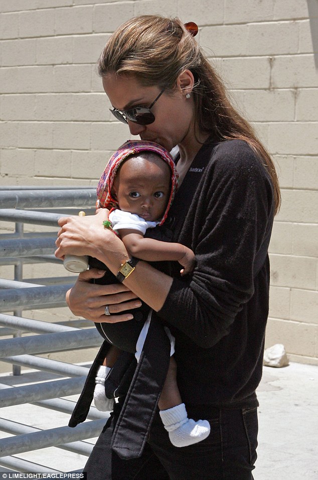 У Анжелины Джоли неприятности. У девочки, удочеренной в Эфиопии, обнаружилась мать, которая требует встречи с ребенком.