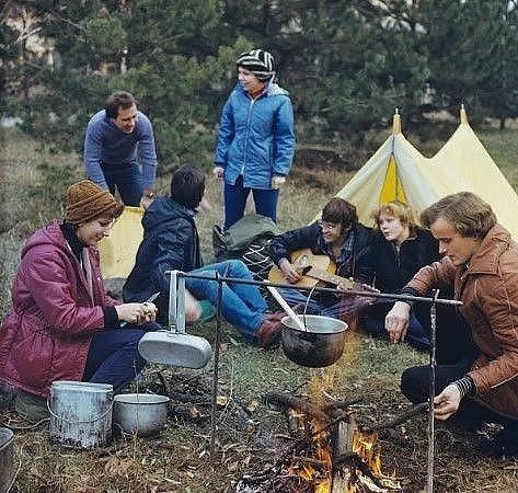 Не плачь, вернись туда ненадолго. Побудь еще счастливым.