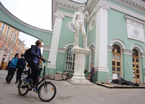 В Петербурге обнажённую статую Давида прикрыли кепочкой