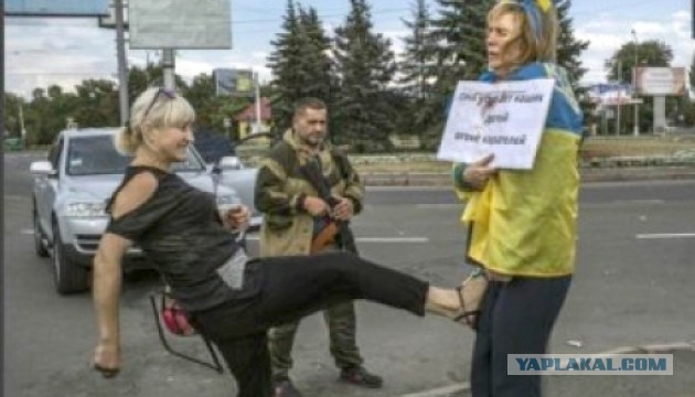 Украинские пограничники копают рвы на границе с Россией