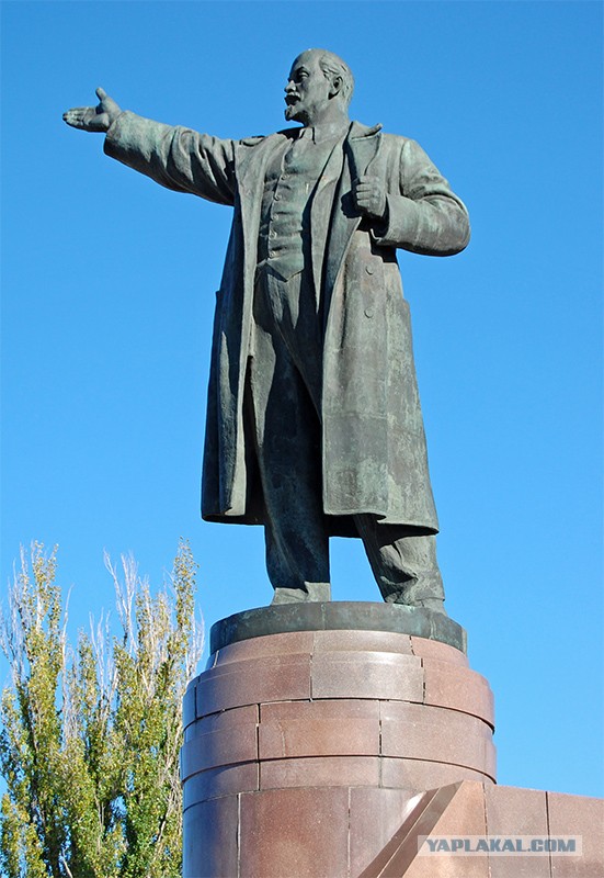В Талдыкоргане сносят памятник елбасы Назарбаеву