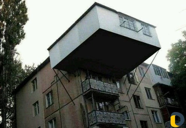 Общий козырёк подъезда в частный балкон решил превратить житель Советского района