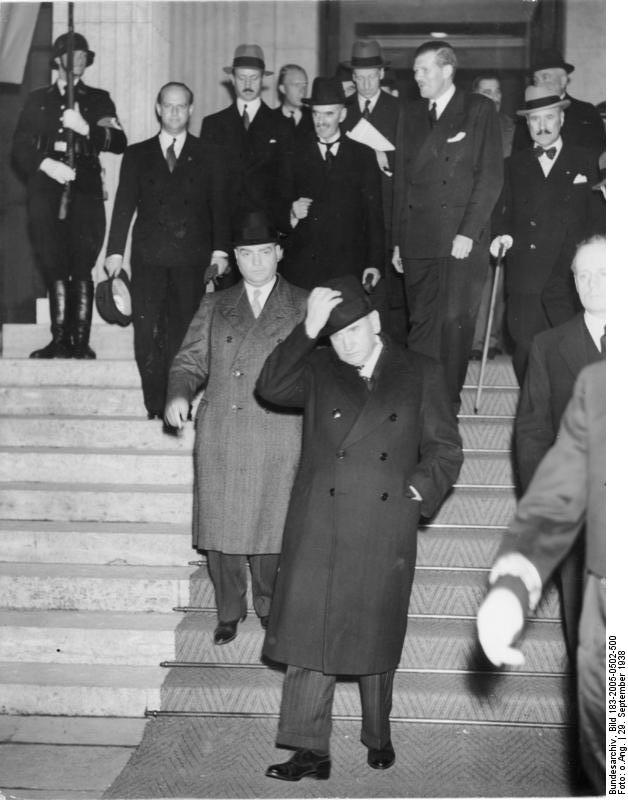 Мюнхенская конференция 1938 г. Риббентроп и Чемберлен.