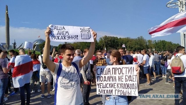 Лукашенко снова вышел из резиденции с автоматом