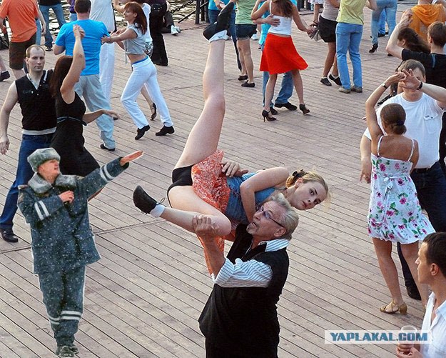 Фотожаба: полицейский в снегу