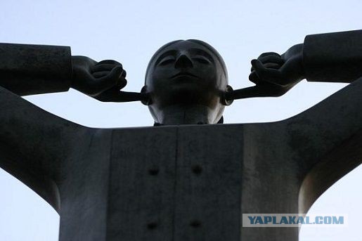 На въезде в Харьков со стороны России роют окопы
