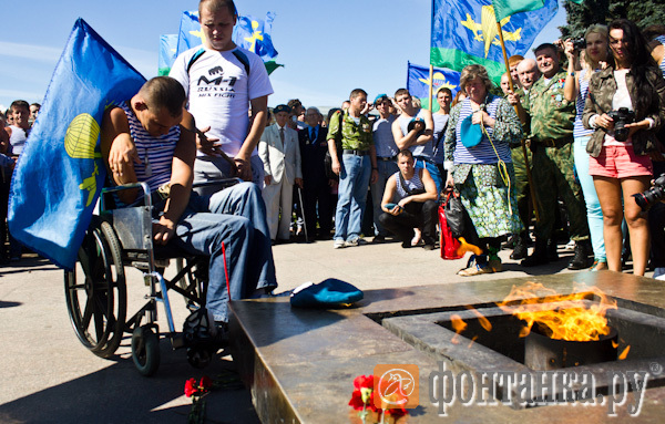 С Днем ВДВ, посоны!