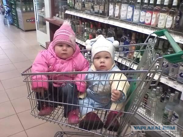 Девочки и магазинная тележка