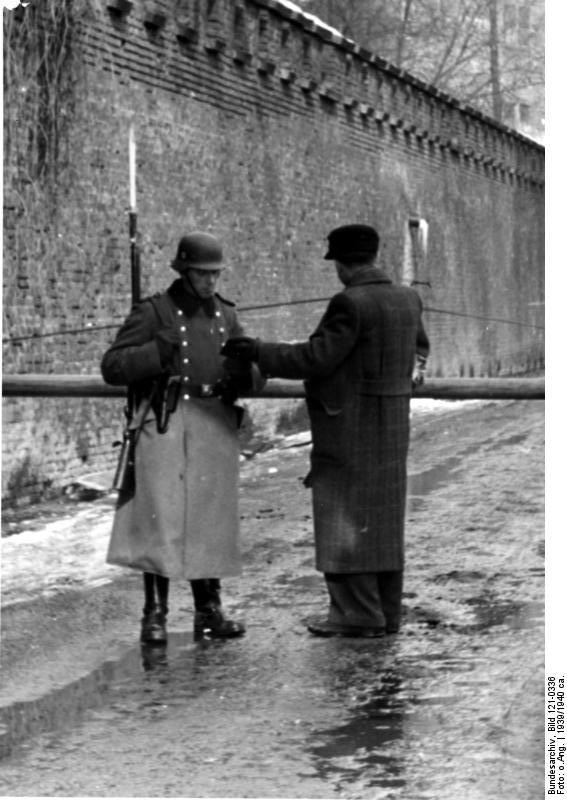 Почему советские офицеры носили пистолет справа на ремне, а немецкие - слева?