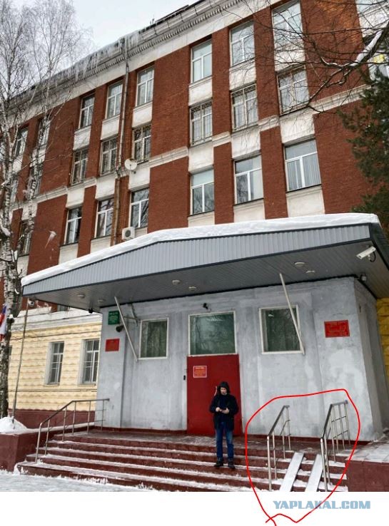 В Москве мужчине в инвалидной коляске вручили повестку