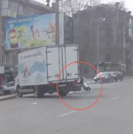 Один поворачивал , другой летел.