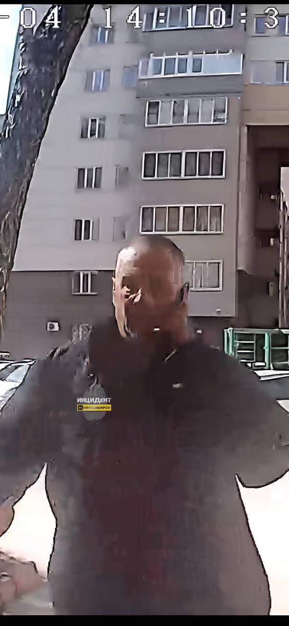 В Новосибирске педофил набросился на первоклассницу в подъезде