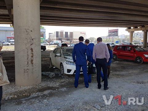 В Волгограде неправильно припаркованную Toyota прокурора залили бетоном