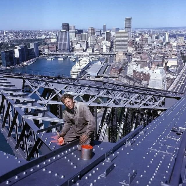 Рабочий-высотник Пол Хоган на одном из крупнейших мостов в Сиднее (1971 год)