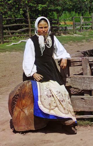 Хмурым девочкам 6 и 10 лет и они работают на износ: история за 110-летним кадром