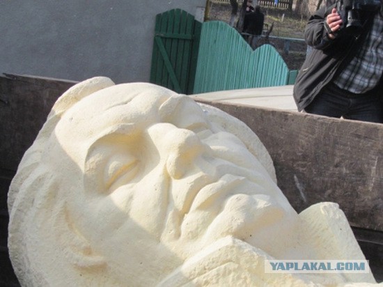 На Западной Украине снесён памятник Кутузову