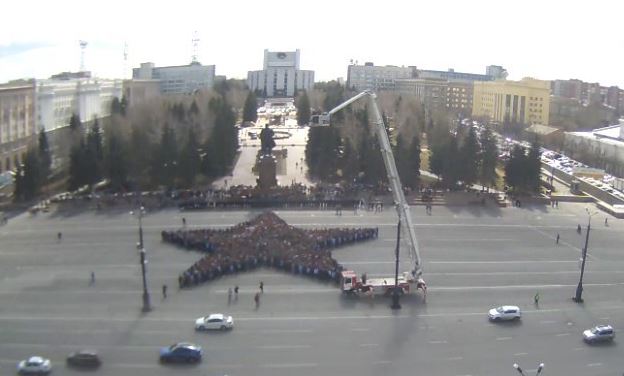 Россияне своими телами выстроились в звезду Победы