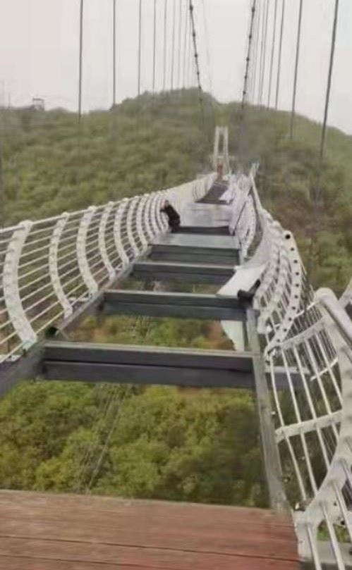 Китайский турист застрял на висячем стеклянном мосту на высоте 100 метров