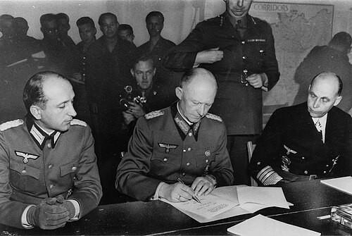 Так как же правильно, 8 мая или 9 мая?