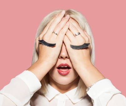 Вот так выглядит испуг, когда заранее не смотришь в зеркало заднего вида