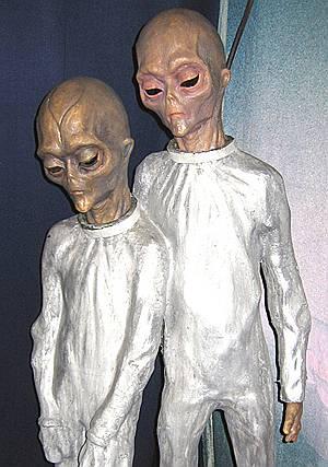 Их искусал пришелец.