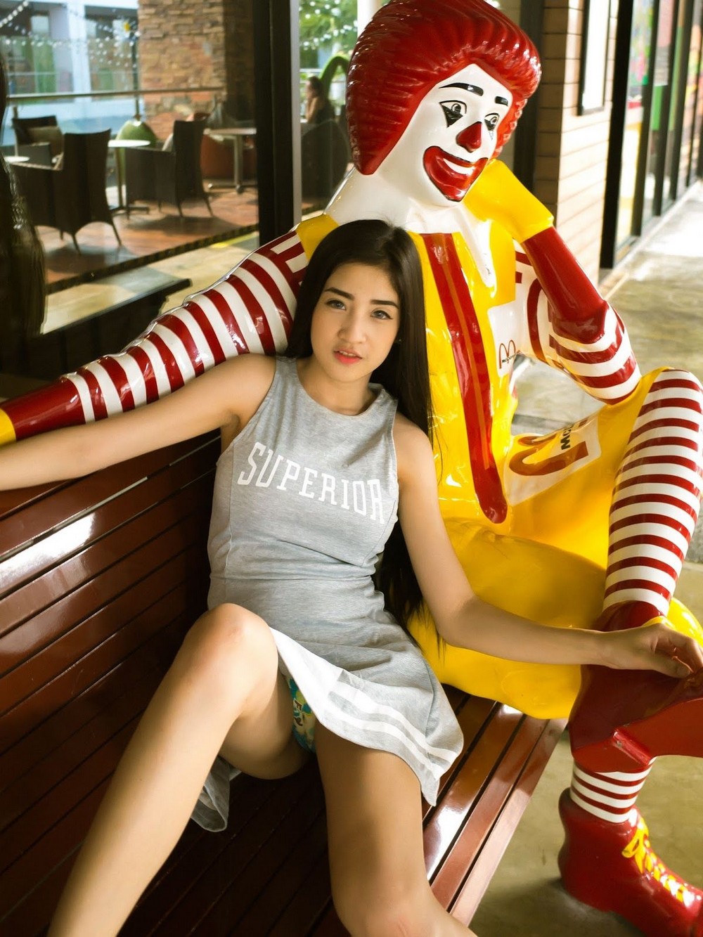 Тайская модель похулиганила в McDonald's и это не понравилось представ...