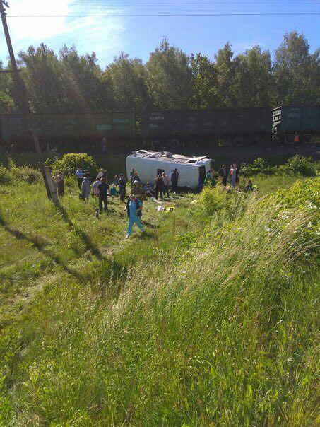 В Орловской области в районе деревни Гать крупное ДТП. На железнодорожном переезде поезд сбил автобус. 4 человека погибли.
