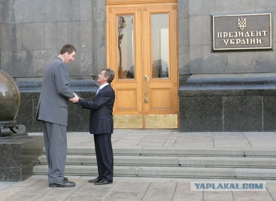Ющенко подарил Великану машину