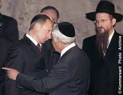 Великий Владимир Путин и какие-то люди с младенцем