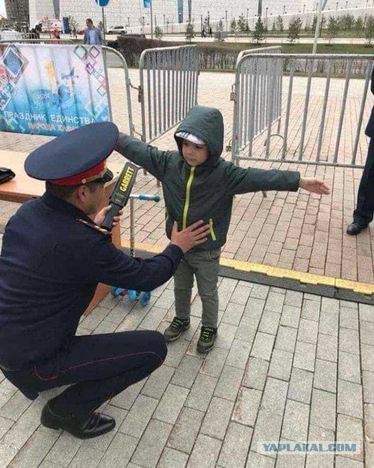 "Спорим, я его ща возьму и перекину, нах*й, отсюда вот сюда": В Калининграде пьяный участковый устроил дебош в пивнухе