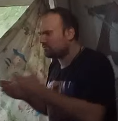 В Измайловском парке неизвестные начали издеваться над женщиной и распылили ей в лицо перцовый баллончик